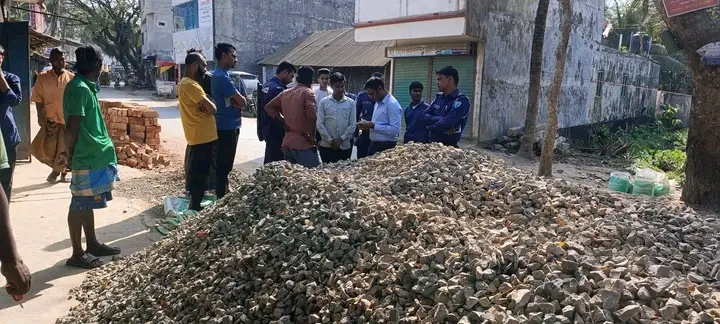জগন্নাথপুরে সড়কের উপর  বালু-পাথর রেখে জনদুর্ভোগ সৃস্টি, ভ্রাম্যমান আদালতের জরিমানা