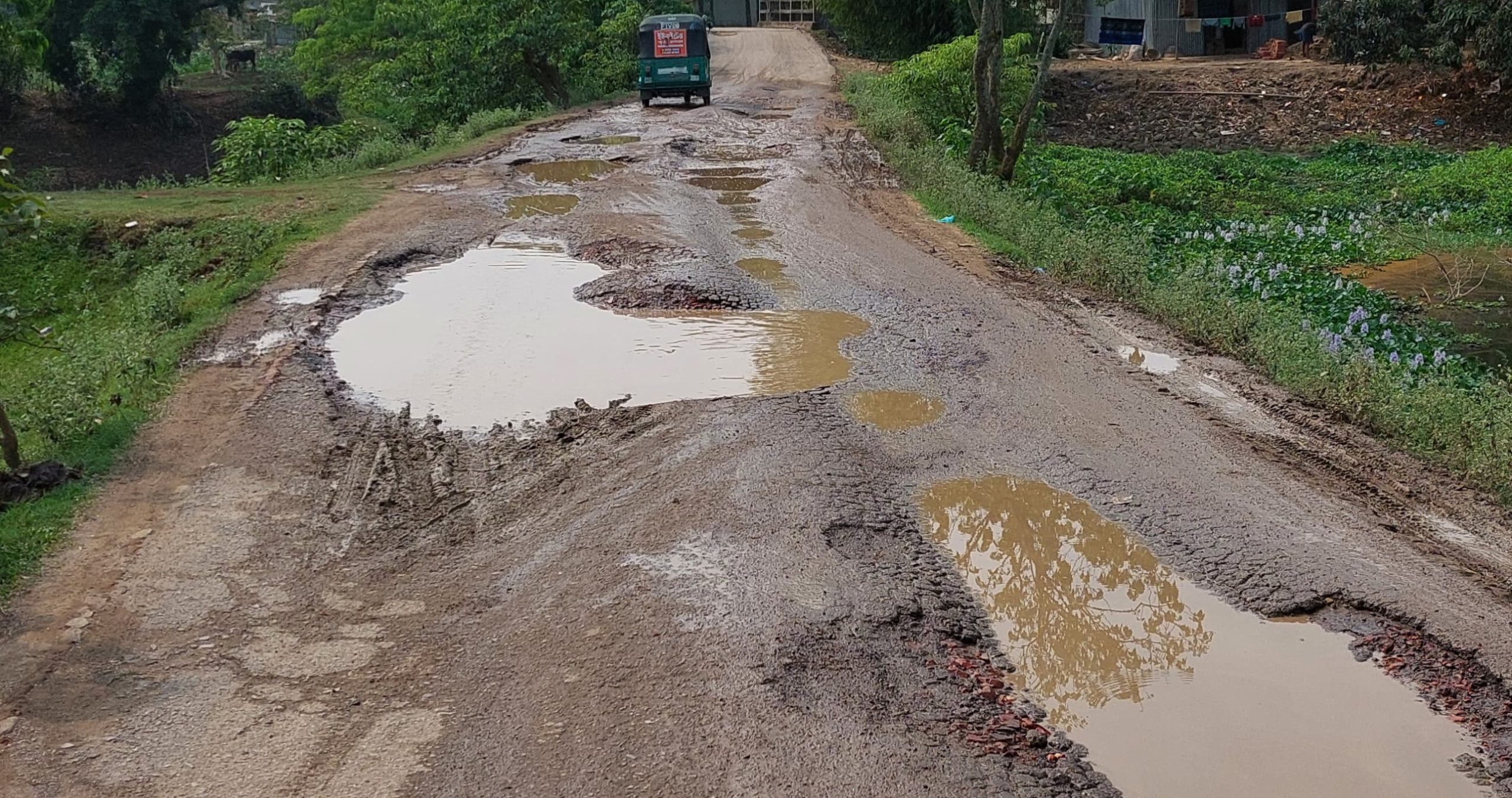 কলকলিয়া -তেলিকোনা (চন্ডিঢহর) সড়কের করুন দশা, ভারী যানবাহন চলাচল যেন মরার উপর খাড়ার ঘা