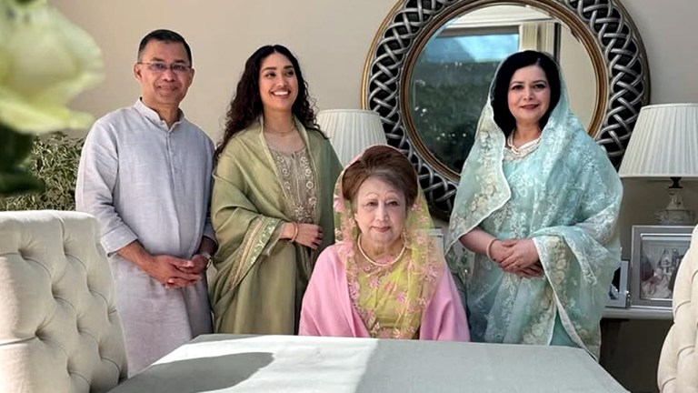 এপ্রিলেই দেশে ফিরছেন খালেদা জিয়া, সাথে আসছেন দুই পুত্র বধূ