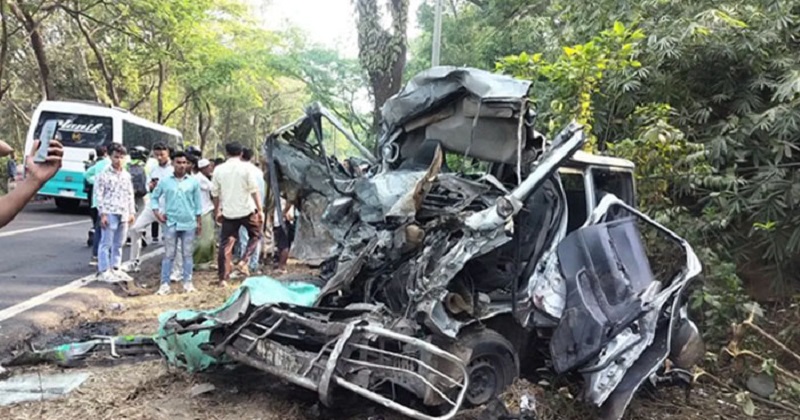 চট্টগ্রামে বাস-মাইক্রোবাসের মুখোমুখি সংঘর্ষে ৭ জন নিহত