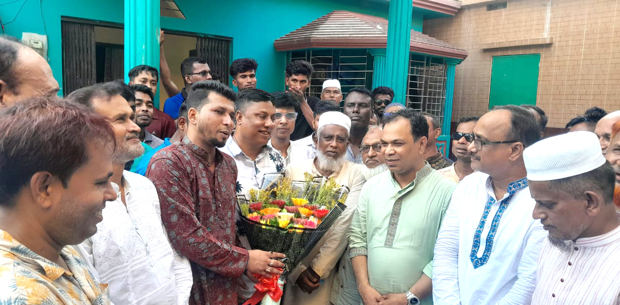 সনুওয়াখাই গ্রামে যুক্তরাজ্য বিএনপির সাধারন সম্পাদক কয়ছর এম আহমদকে ফুল দিয়ে বরন