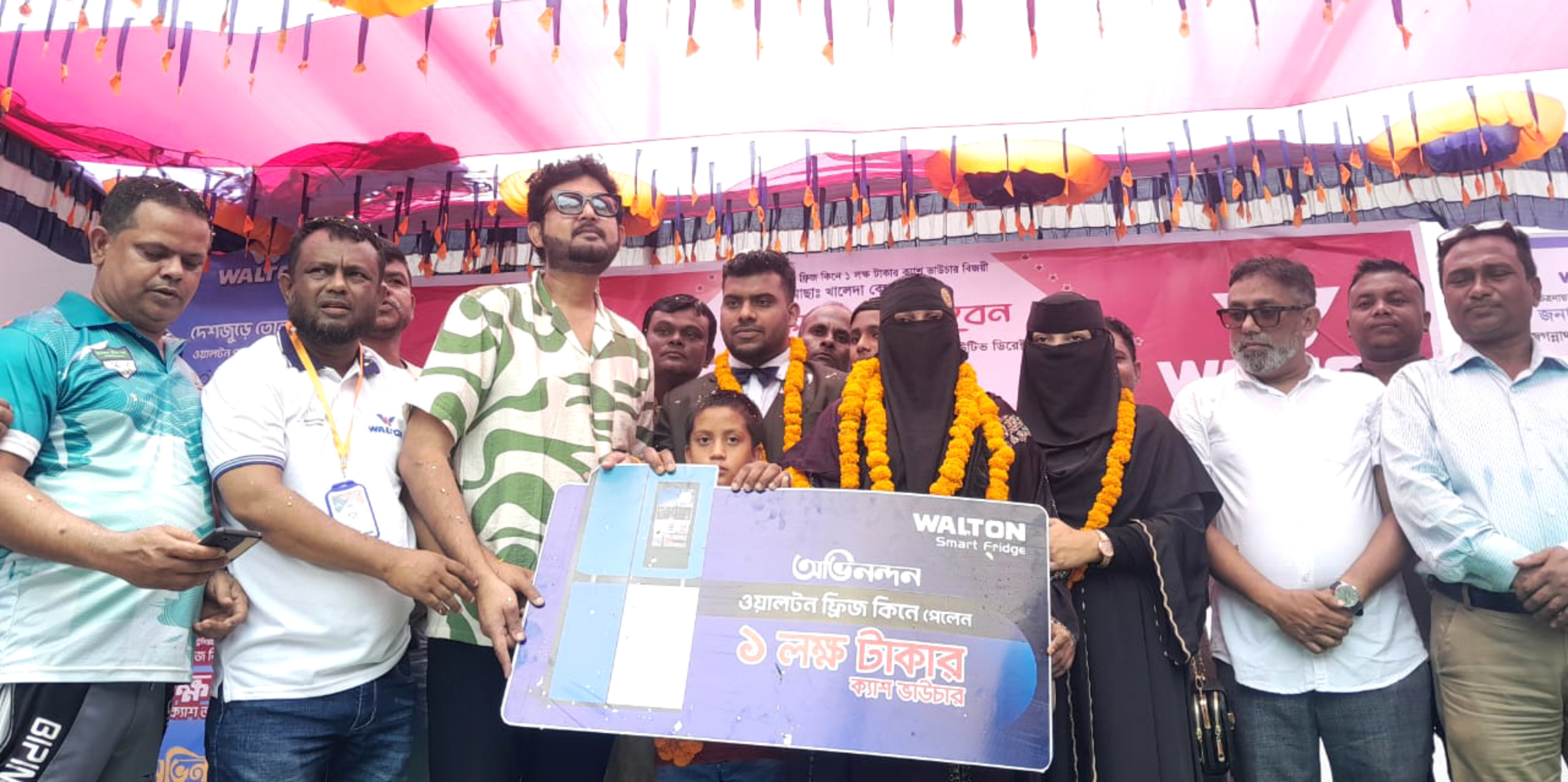 জগন্নাথপুরে ওয়ালটনের পুরস্কার খালেদা’র হাতে তুলে দিয়েছেন চিত্র নায়ক আমিন খান