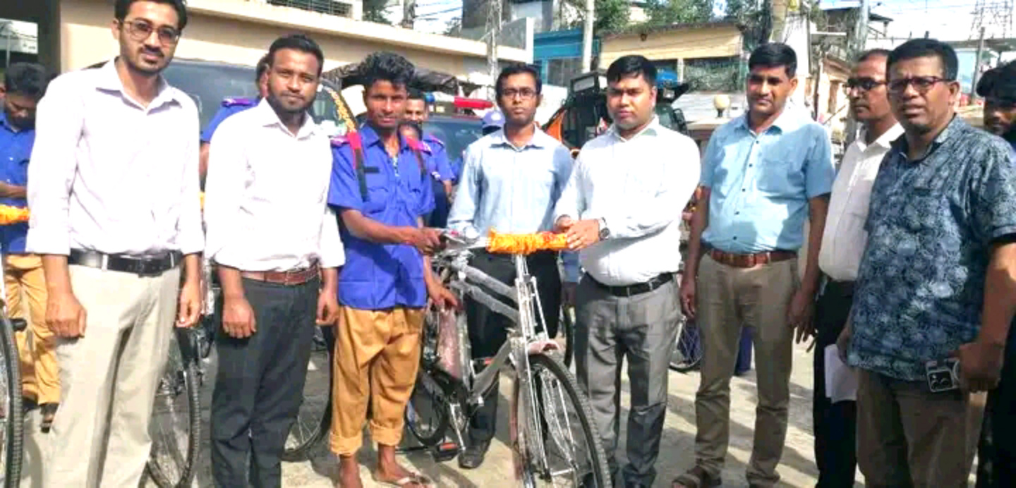 জগন্নাথপুরে ৬৪ জন গ্রাম পুলিশের মধ্যে বাইসাইকেল বিতরণ