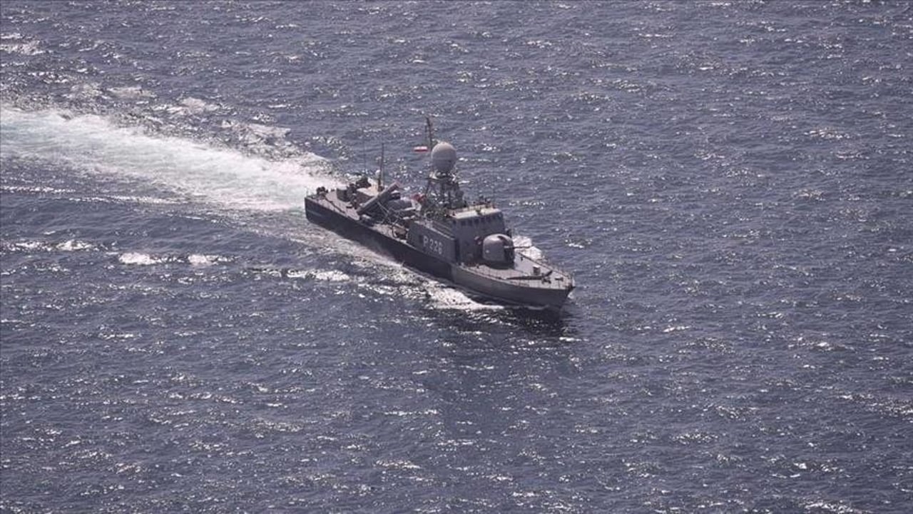 ইসরাইলকে সহায়তাকারী ব্রিটিশ ডেস্ট্রয়ার আটক করেছে ইরান