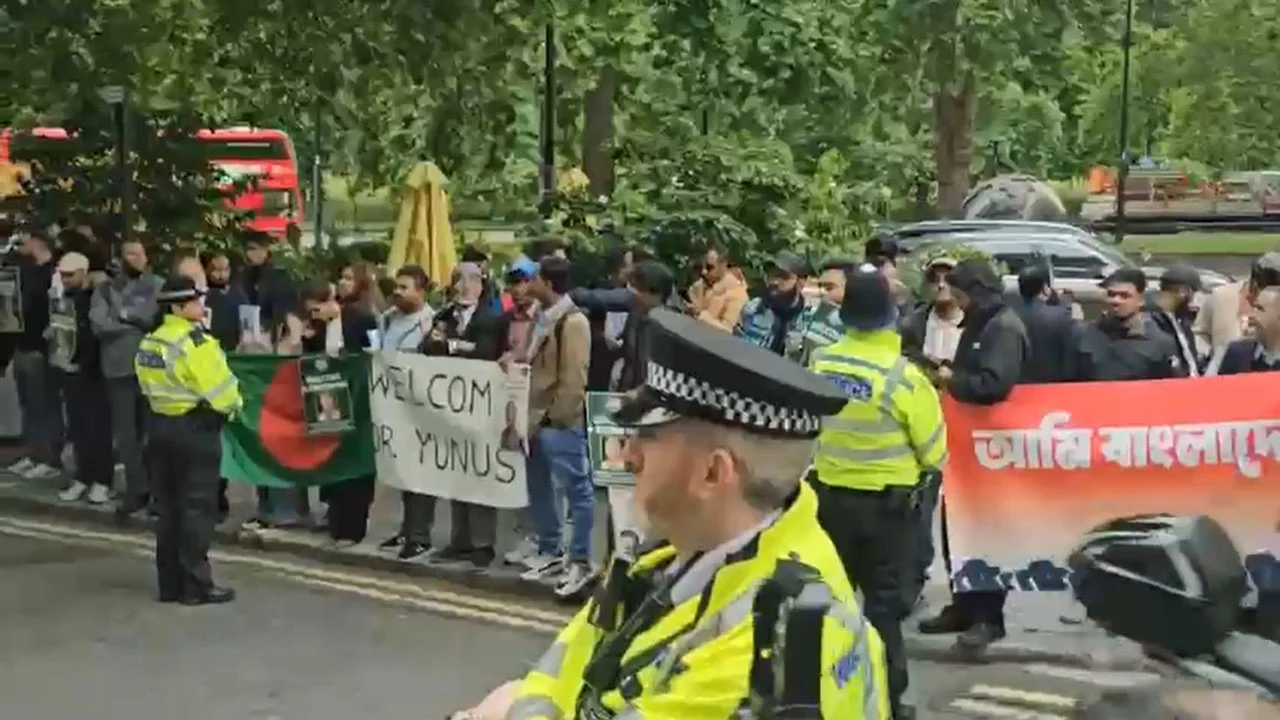 লন্ডনে ড. ইউনূসকে প্রবাসীদের স্বাগতম, আ.লীগারদের বিক্ষোভ