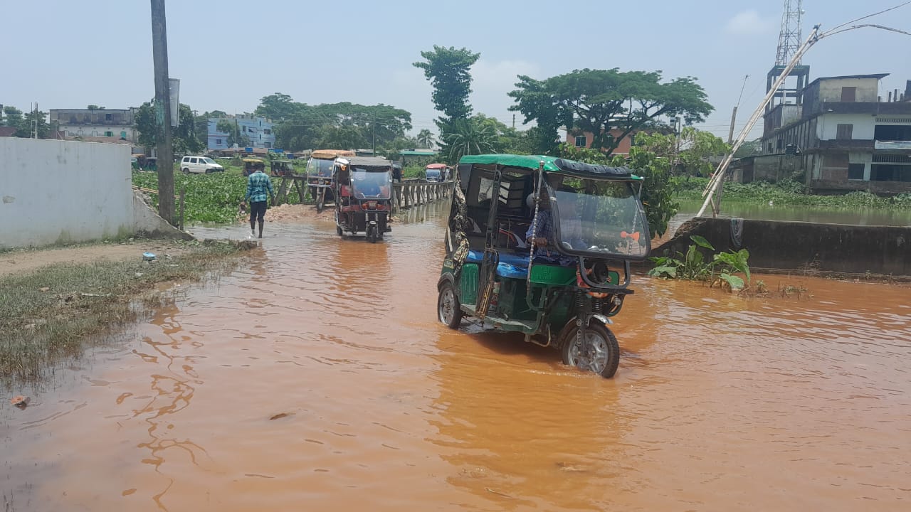 জগন্নাথপুরের প্রাণকেন্দ্রের বিকল্প সেতুর এ্যাপ্রোচ পানির নীচে , বিঘ্নিত হচ্ছে যানবাহন চলাচল
