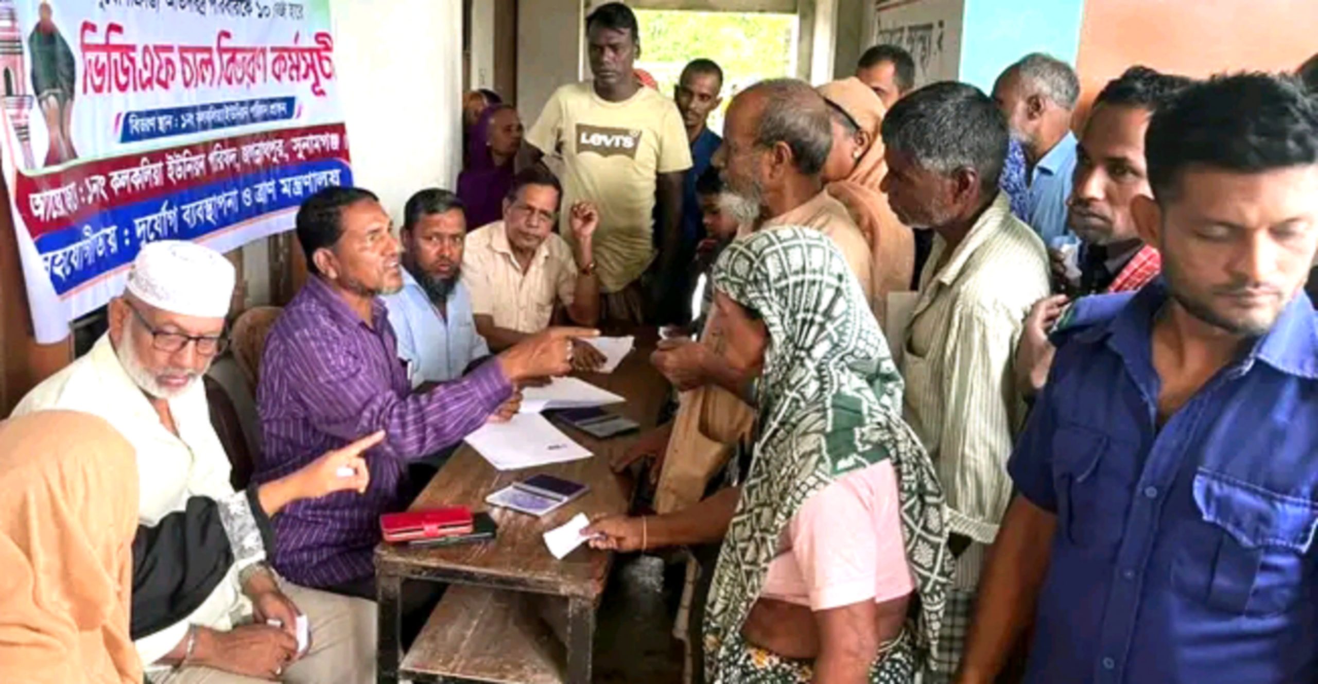 পবিত্র ঈদুল আজহা উপলক্ষে জগন্নাথপুরে ভিজিএফ এর চাল বিতরণ সম্পন্ন
