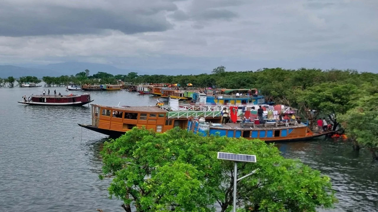 সুনামগঞ্জের টাঙ্গুয়ার হাওরে হাউজবোটে ভ্রমণ নিষেধাজ্ঞা