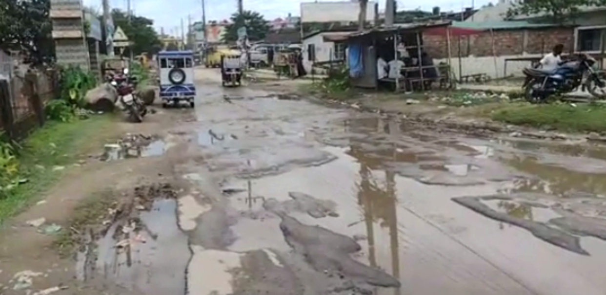 জগন্নাথপুরের প্রাণকেন্দ্রে সড়কের করুন দশা , বিঘ্নিত হচ্ছে যানবাহন চলাচল