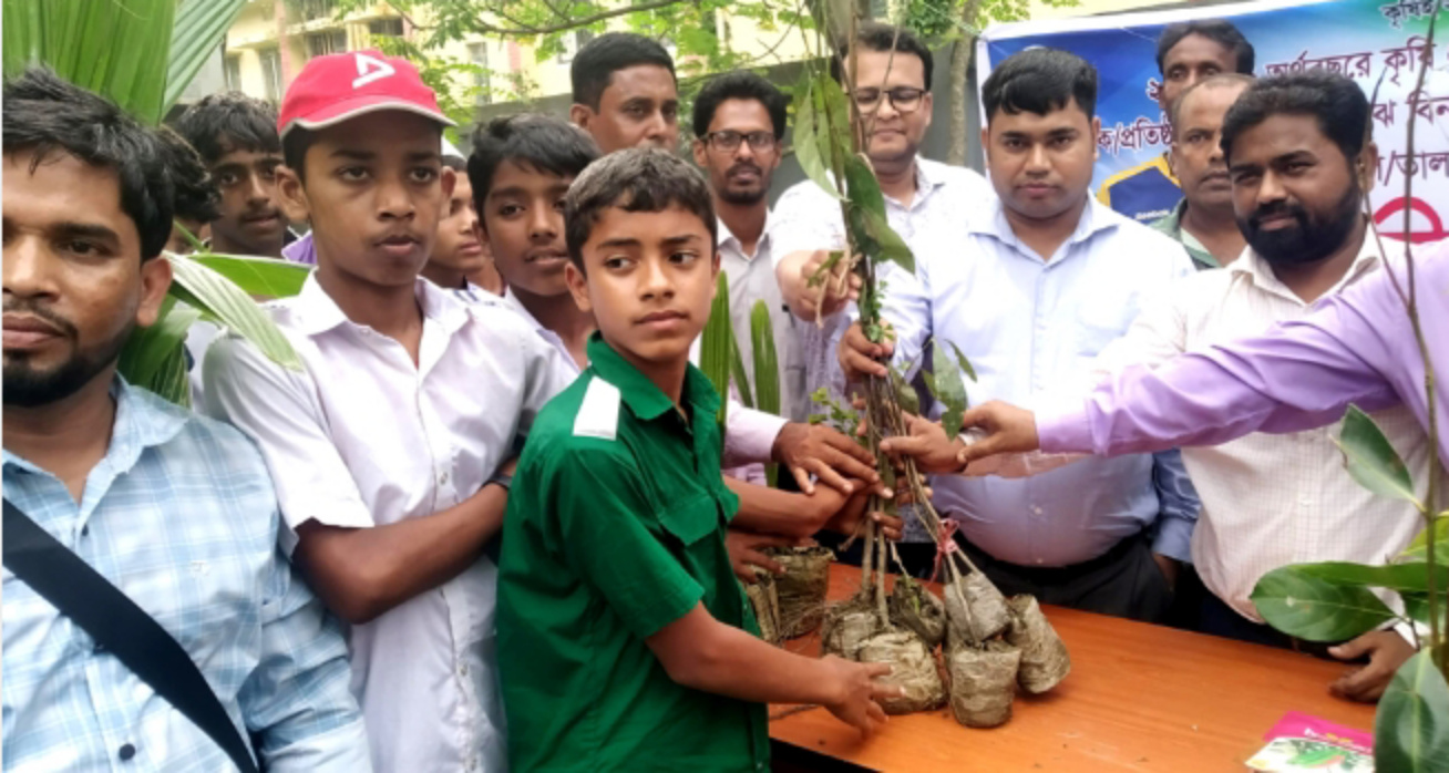 জগন্নাথপুরে কৃষি অফিসের উদ্যোগে গাছের চারা ও বীজ বিতরণ