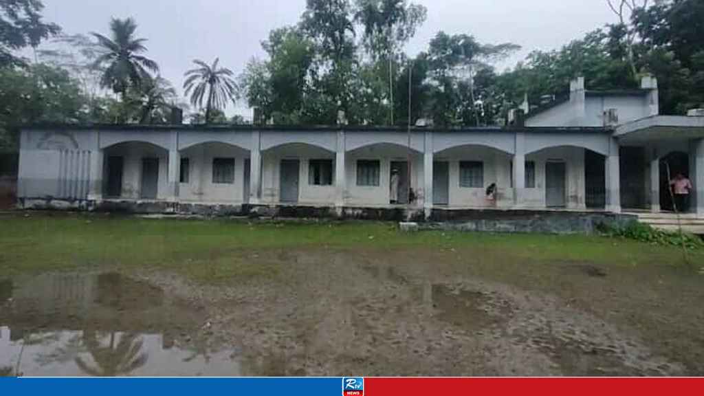 সব ছাত্রী বিবাহিত, পরীক্ষায় পাস করেনি কেউ