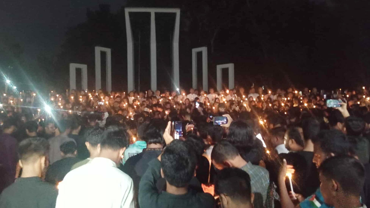 গণঅভ্যুত্থানে শহীদদের প্রতি শ্রদ্ধা জানিয়ে ছাত্রদলের মোমবাতি প্রজ্বলন