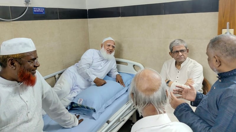 জামায়াত আমিরকে দেখতে হাসপাতালে বিএনপির মহাসচিব মির্জা ফখরুল