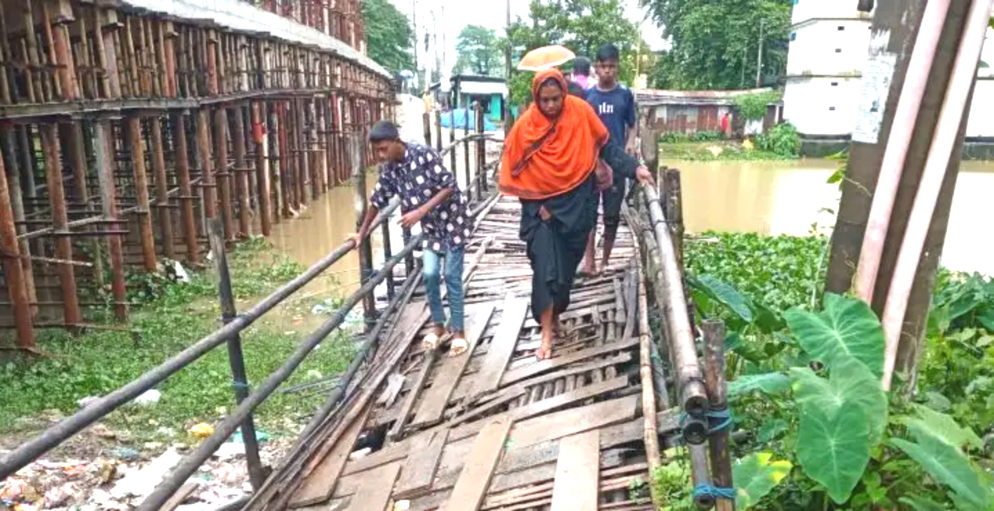 জগন্নাথপুরের প্রাণকেন্দ্রের বাঁশের সেতু ঝুকিপূর্ণ , ঘটতে পারে অনাকাঙ্খিত দুর্ঘটনা