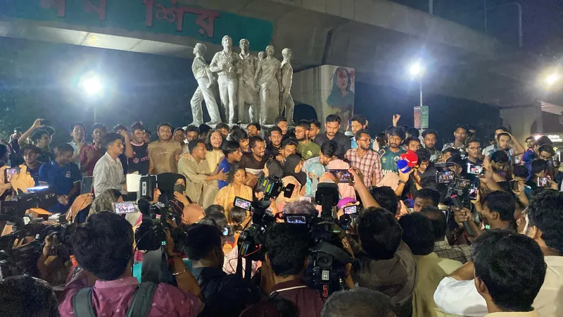 হল পলিটিক্সের বিরুদ্ধে থমথমে ঢাকা বিশ্ববিদ্যালয়: তালা ভেঙে বেরিয়ে এলেন নারী শিক্ষার্থীরা