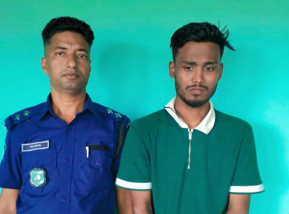 তাহিরপুরে দুই বোতল বিদেশী মদসহ পর্যটক গ্রেপ্তার