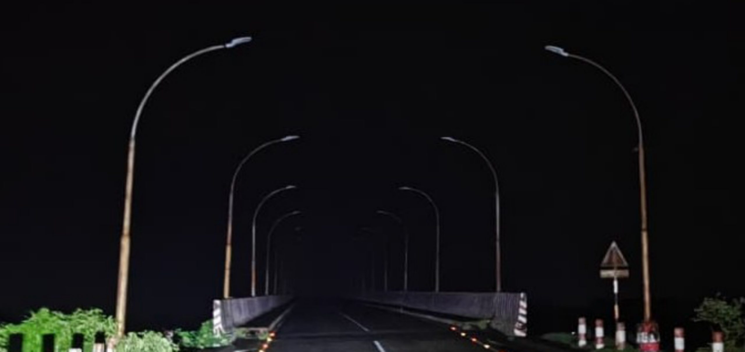 জগন্নাথপুরে রানীগঞ্জ সেতুর ল্যাম্পপোষ্ট নষ্ট,সন্ধ্যা নামলেই বাড়ছে অপরাধ!!