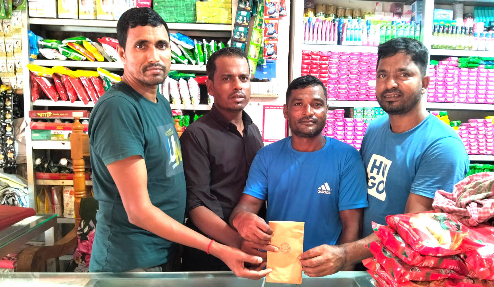 গৃহ মেরামতের জন্য ফ্রেন্ডস এসোসিয়েশন কর্তৃক নগদ অর্থ বিতরণ