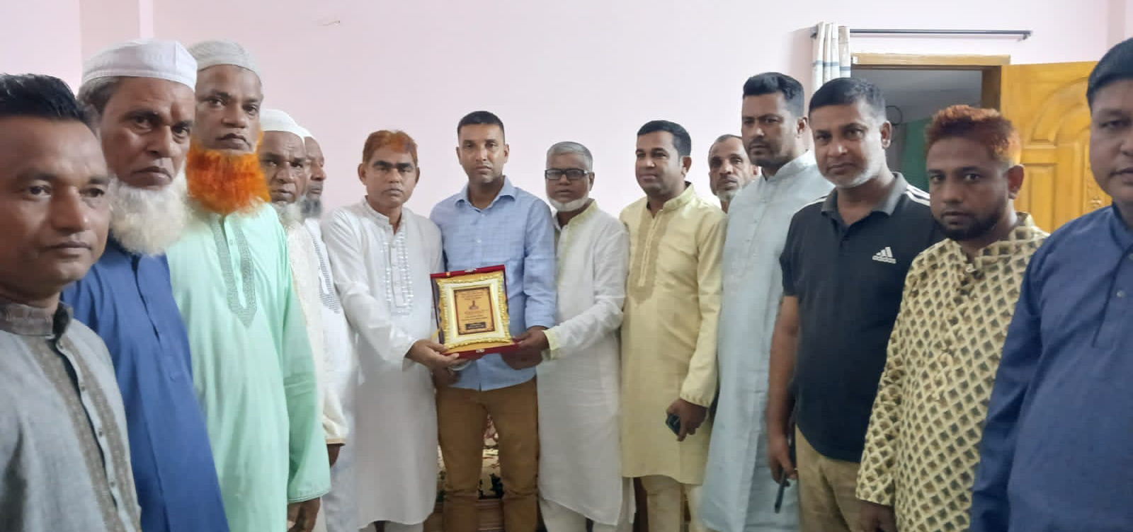 আমিনুর রহমান এর যুক্তরাজ্য গমন উপলক্ষে সাদিপুর ষোল গোষ্ঠী কর্তৃক সম্মাননা ক্রেষ্ট প্রদান