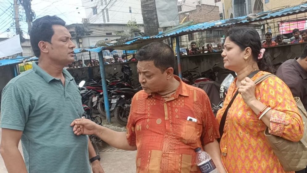 এক নারীকে নিয়ে ‘দুই স্বামীর’ টানাটানি , অতঃপর…
