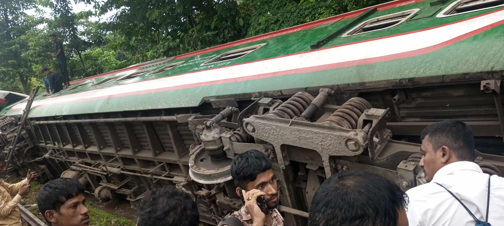 সিলেটের সঙ্গে সারাদেশের রেল যোগাযোগ বন্ধ, উদয়ন এক্সপ্রেস লাইনচ্যুত