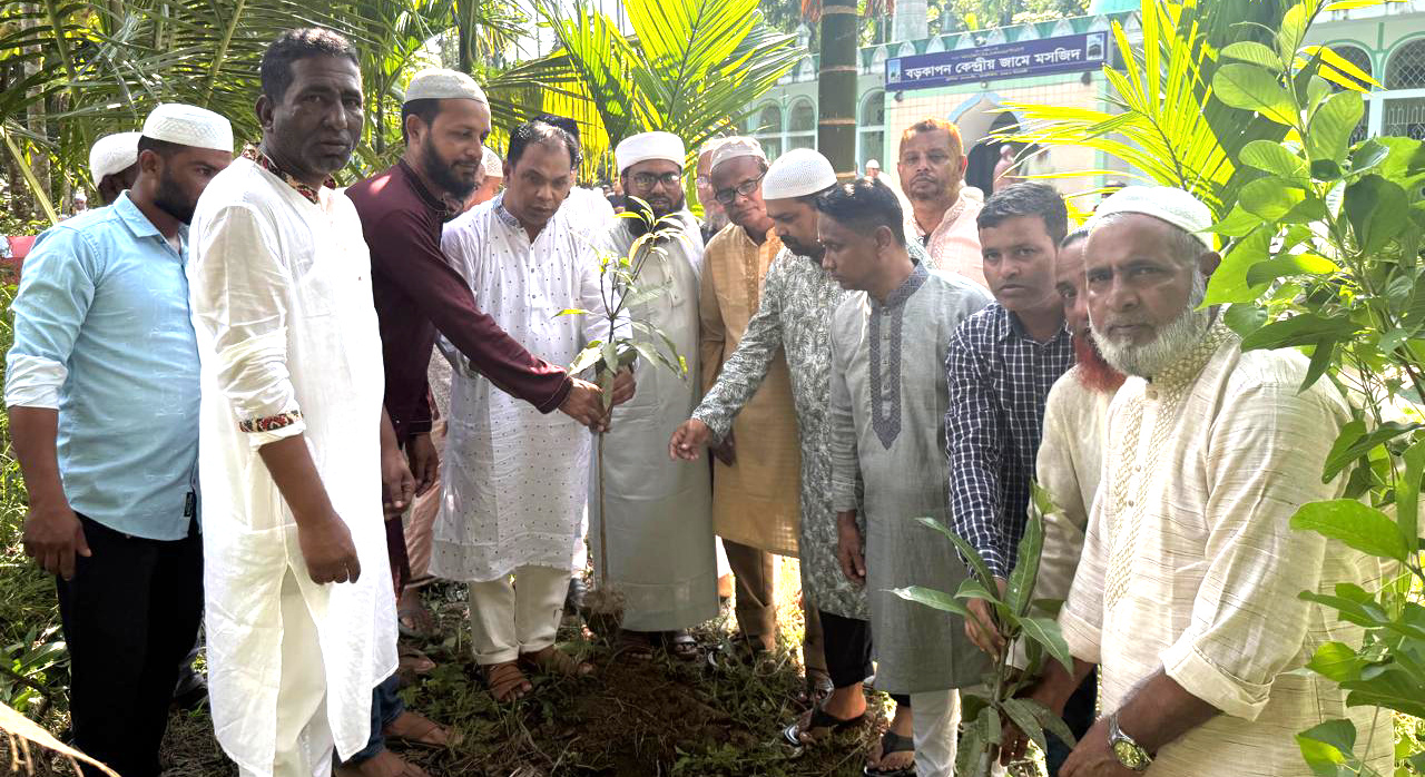 জগন্নাথপুরে জামে মসজিদে বৃক্ষ রোপণ করেছেন কেন্দ্রীয় বিএনপির সদস্য কয়ছর এম আহমেদ