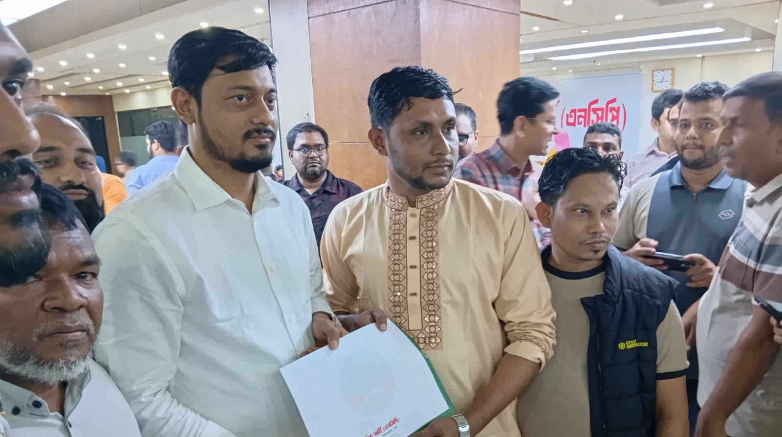 সুনামগঞ্জ-৩ আসনে এনসিপির মনোনয়ন ফরম কিনলেন ছাত্রনেতা তুহিন: ভোটের মাঠে নতুন সম্ভবনা