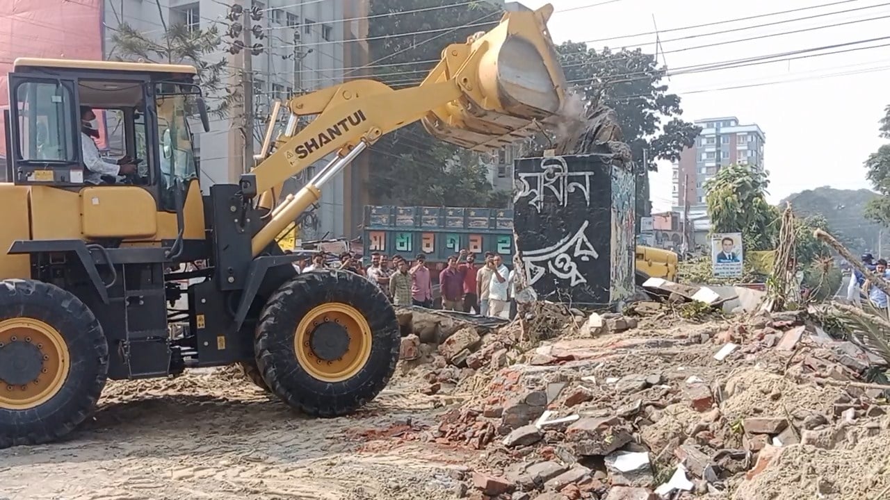 শেখ মুজিবুরের ভাস্কর্য ভেঙ্গে গুড়িয়ে দিয়েছে ছাত্র-জনতা