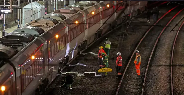 যুক্তরাজ্যে ট্রেনে ছুরি হামলায় দুই ব্রিটিশ নাগরিক আটক, ‘সন্ত্রাসের যোগ নেই’ বলছে পুলিশ