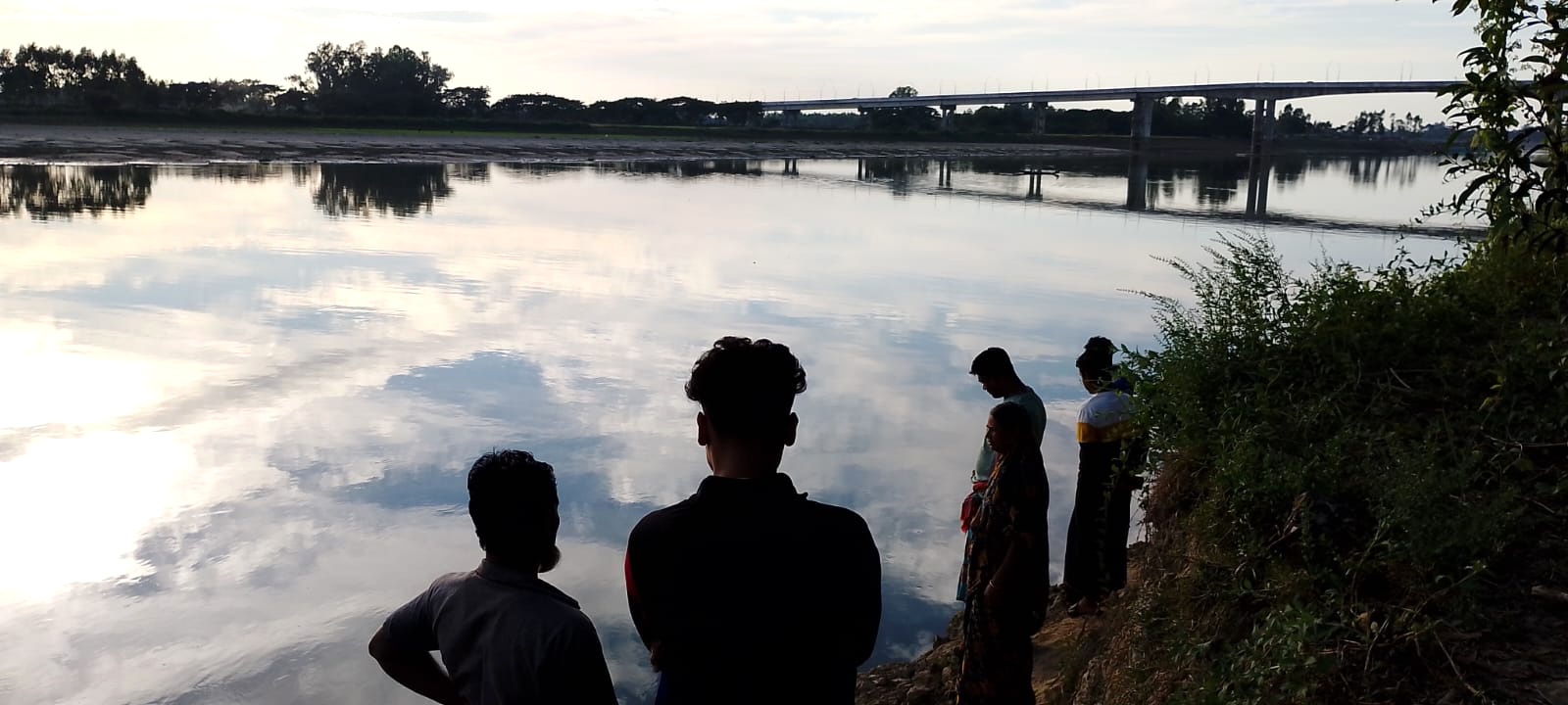 জগন্নাথপুরে নদীতে গোসলে নেমে দুই সন্তানের জননী নিখোঁজ