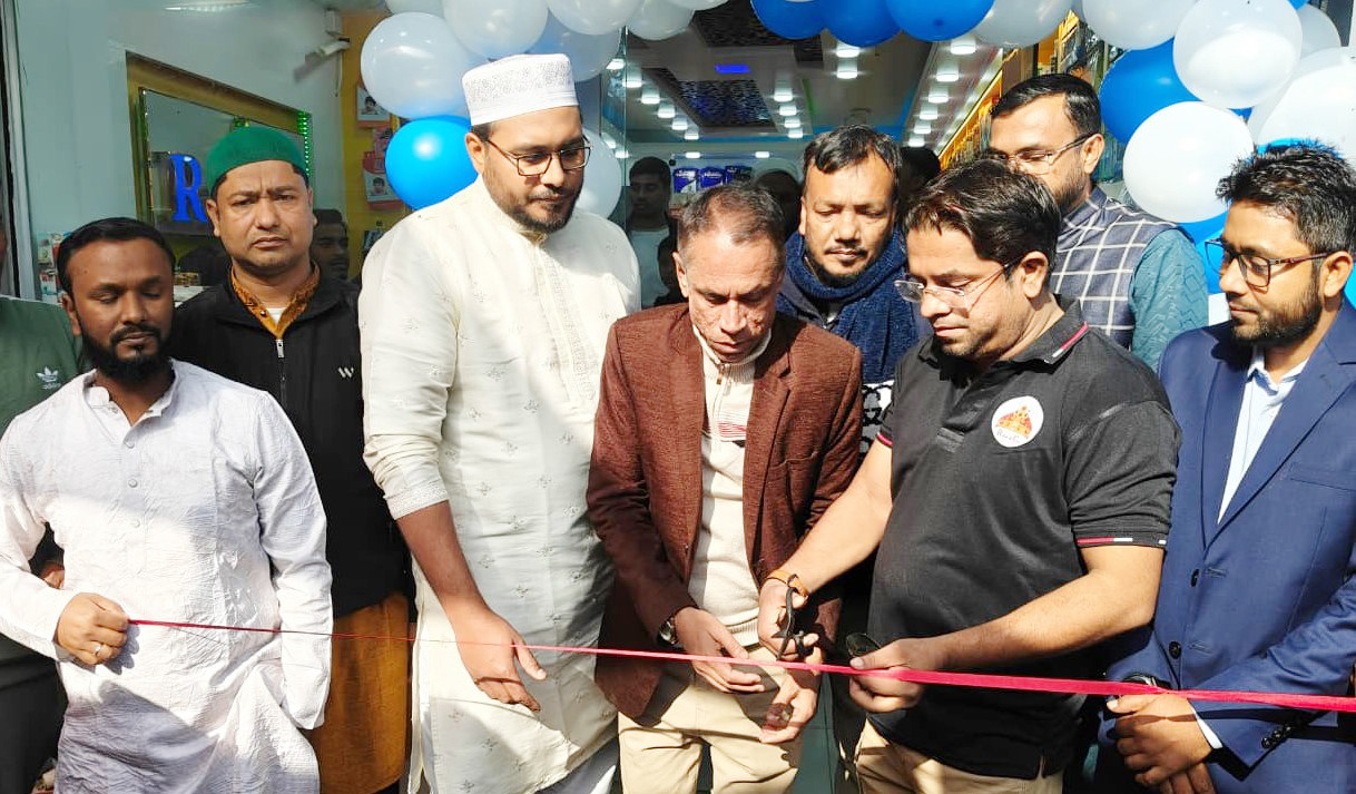 আড়ম্বরপূর্ণ অনুষ্ঠানের মধ্য দিয়ে রানীগঞ্জ বাজারে রিফাত শোরুম এর শুভ উদ্বোধন