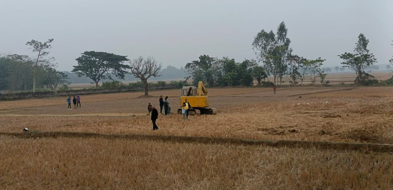 চুনারুঘাটে ফসলি  জমির মাটি কাটার দায়ে ৩ ট্রাক্টর  জব্দ,চালক আটক
