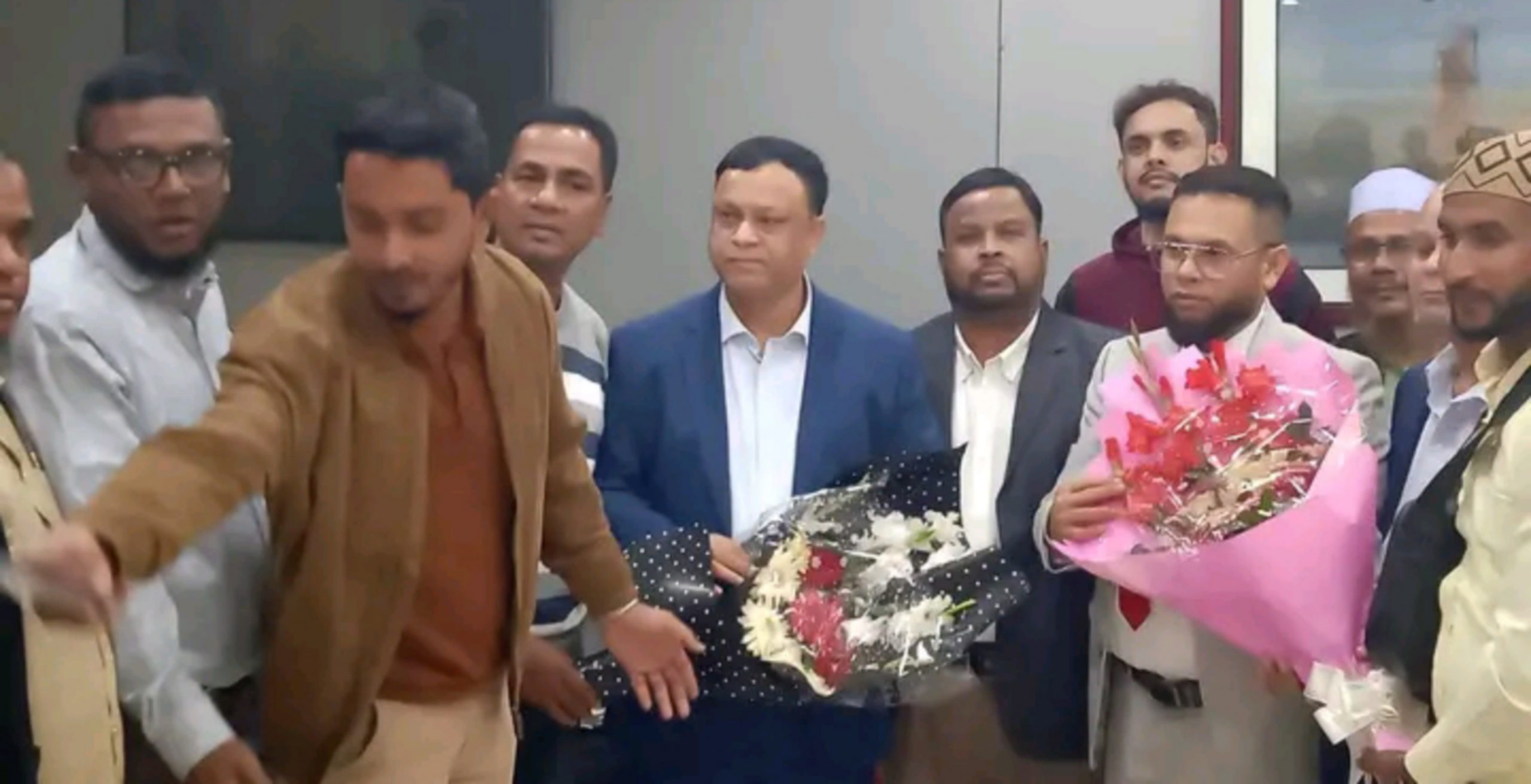 সিলেট এমএজি ওসমানী বিমানবন্দরে যুক্তরাজ্য বিএনপির নেতৃবৃন্দকে ফুল দিয়ে বরন 