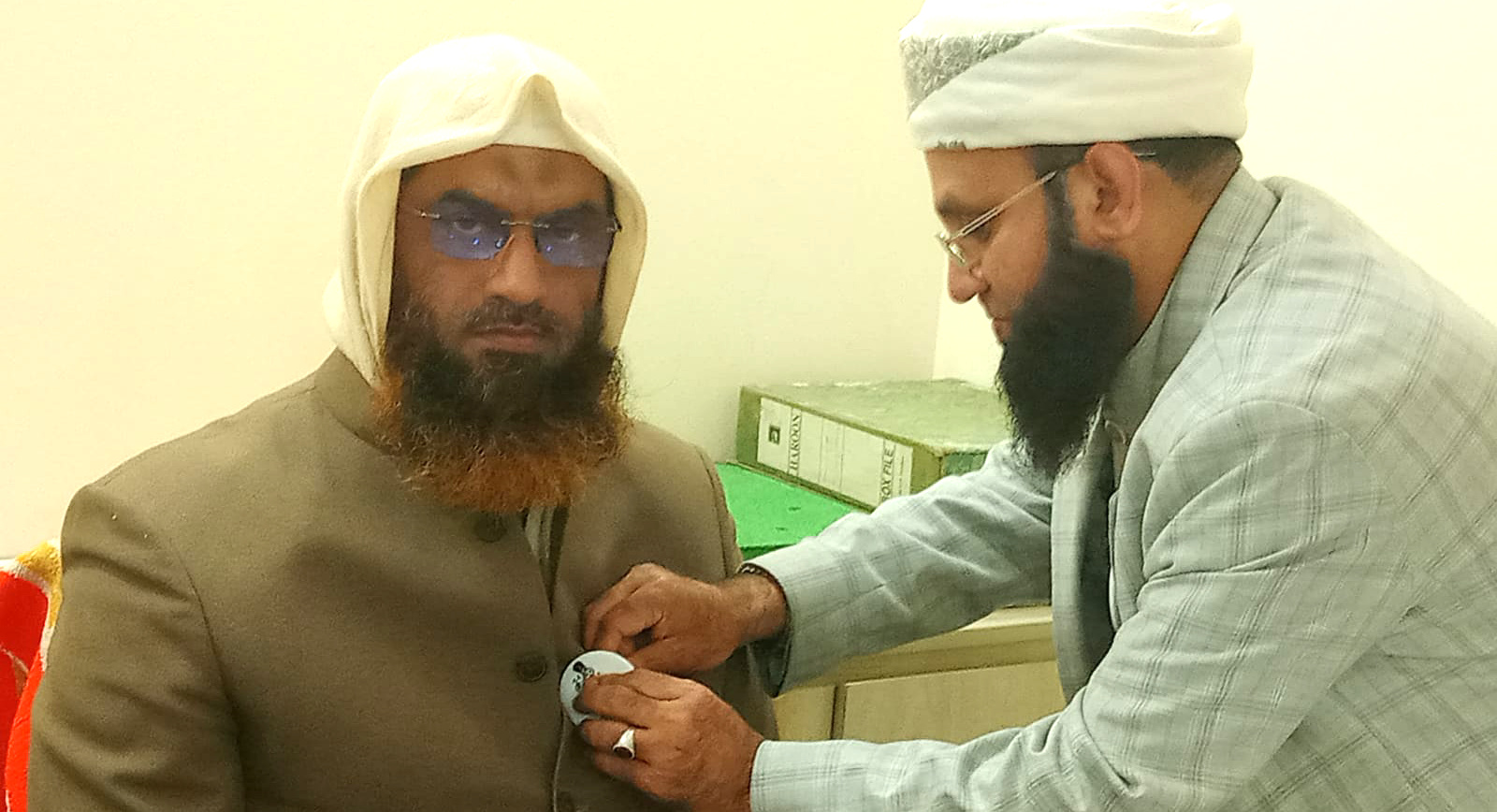 আল্লামা মামুনুল হক্ব’কে দলীয় প্রতীক ‘রিকশা’ খচিত বেইজ পরিয়ে দিয়েছেন শায়খ মাওলানা ফয়েজ আহমদ