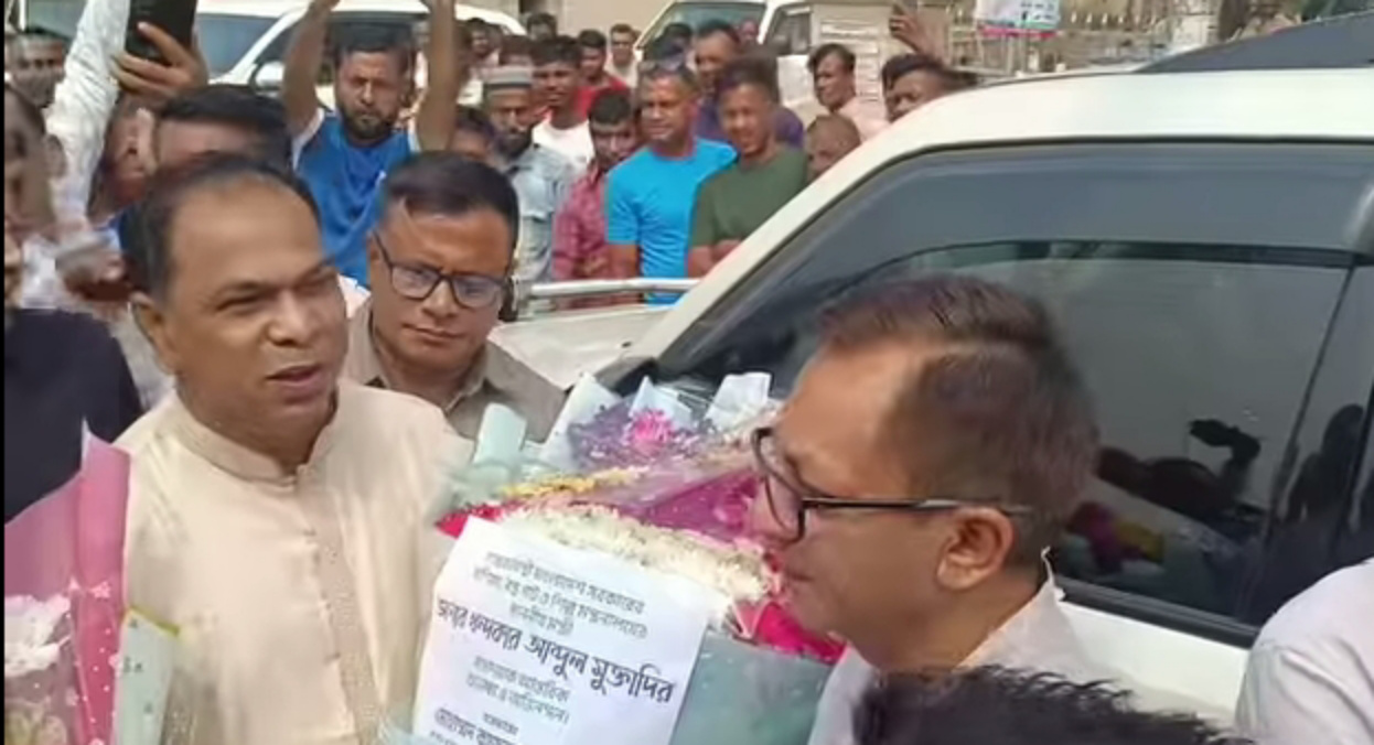 জগন্নাথপুরে বাণিজ্যমন্ত্রী মুক্তাদিরকে ফুল দিয়ে বরণ করেছেন মোহাম্মদ কয়ছর আহমেদ এমপি