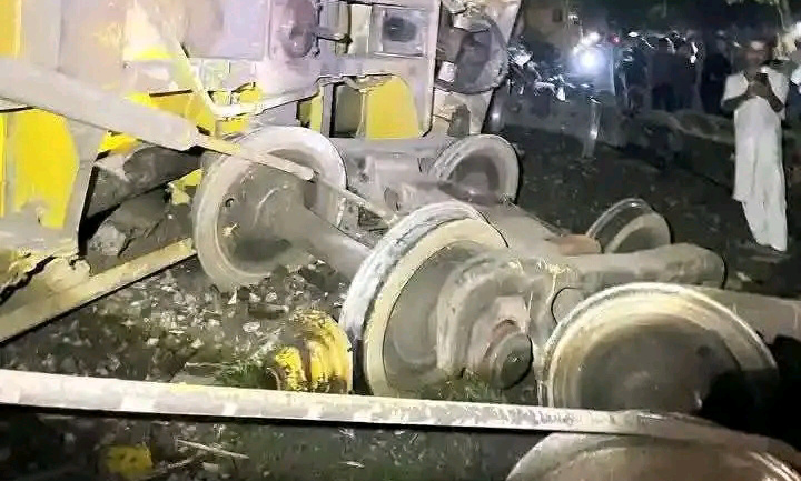 সিলেটে তেলবাহী ট্রেন লাইনচ্যুত, সারাদেশের সাথে রেল যোগাযোগ বন্ধ