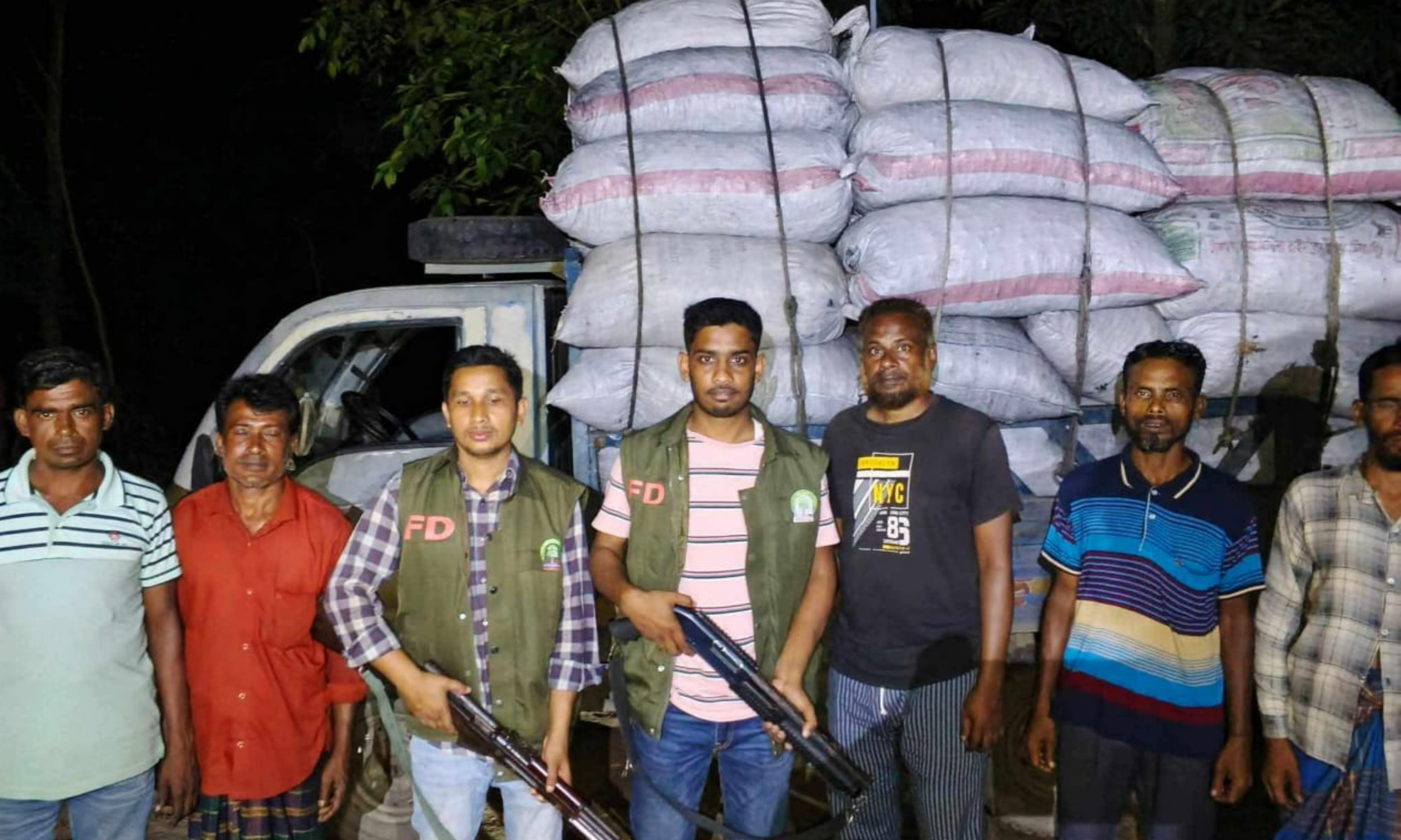 চুনারুঘাটে বনবিভাগের হাতে কয়লা ভর্তি পিকআপ জব্দ