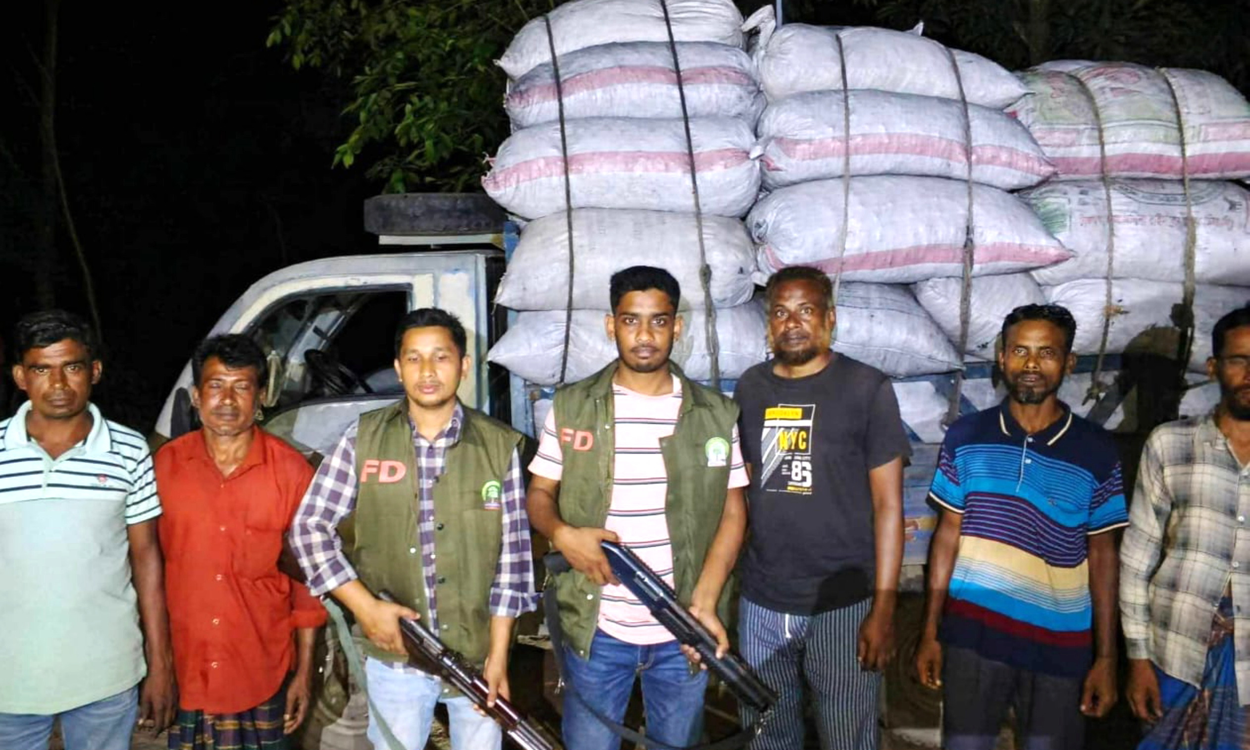 চুনারুঘাটে বনবিভাগের হাতে কয়লা ভর্তি পিকআপ জব্দ