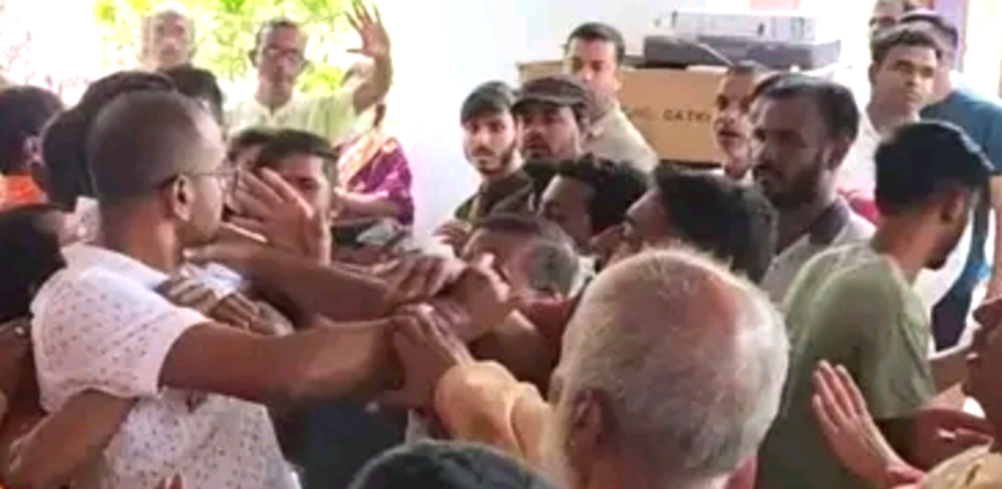 সুনামগঞ্জ জেলা শাখা বাংলাদেশ ব্রাহ্মণ সংসদ এর সম্মেলনে হাতা-হাতি