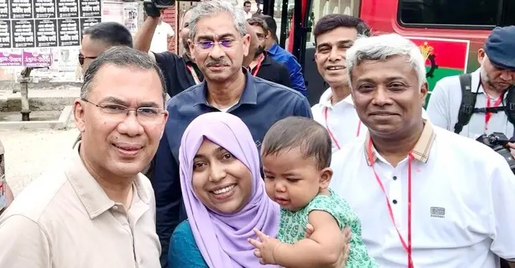 বাস থেকে নেমে ডেকে কাছে নিলেন প্রধানমন্ত্রী তারেক রহমান