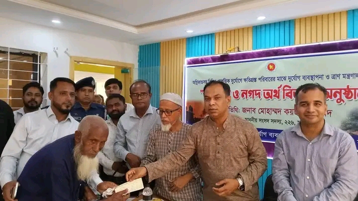 জগন্নাথপুরে দুর্যোগে ক্ষতিগ্রস্ত পরিবারের মাঝে ঢেউটিন ও নগদ অর্থ বিতরন করলেন এমপি মোহাম্মদ কয়ছর আহমেদ
