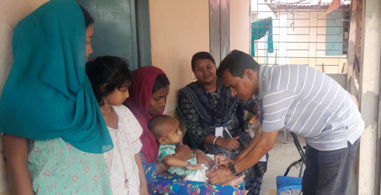কলকলিয়ায় মোকামপাড়া গুচ্ছ গ্রামের শিশুদের হাম-রুবেলা টিকা প্রদান