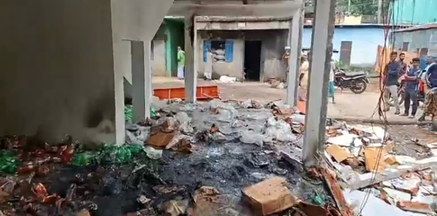 জগন্নাথপুরে ভয়াবহ অগ্নিকাণ্ডে দোকান ঘর পুড়ে ছাঁই, ৮ লাখ টাকার ক্ষয়ক্ষতি