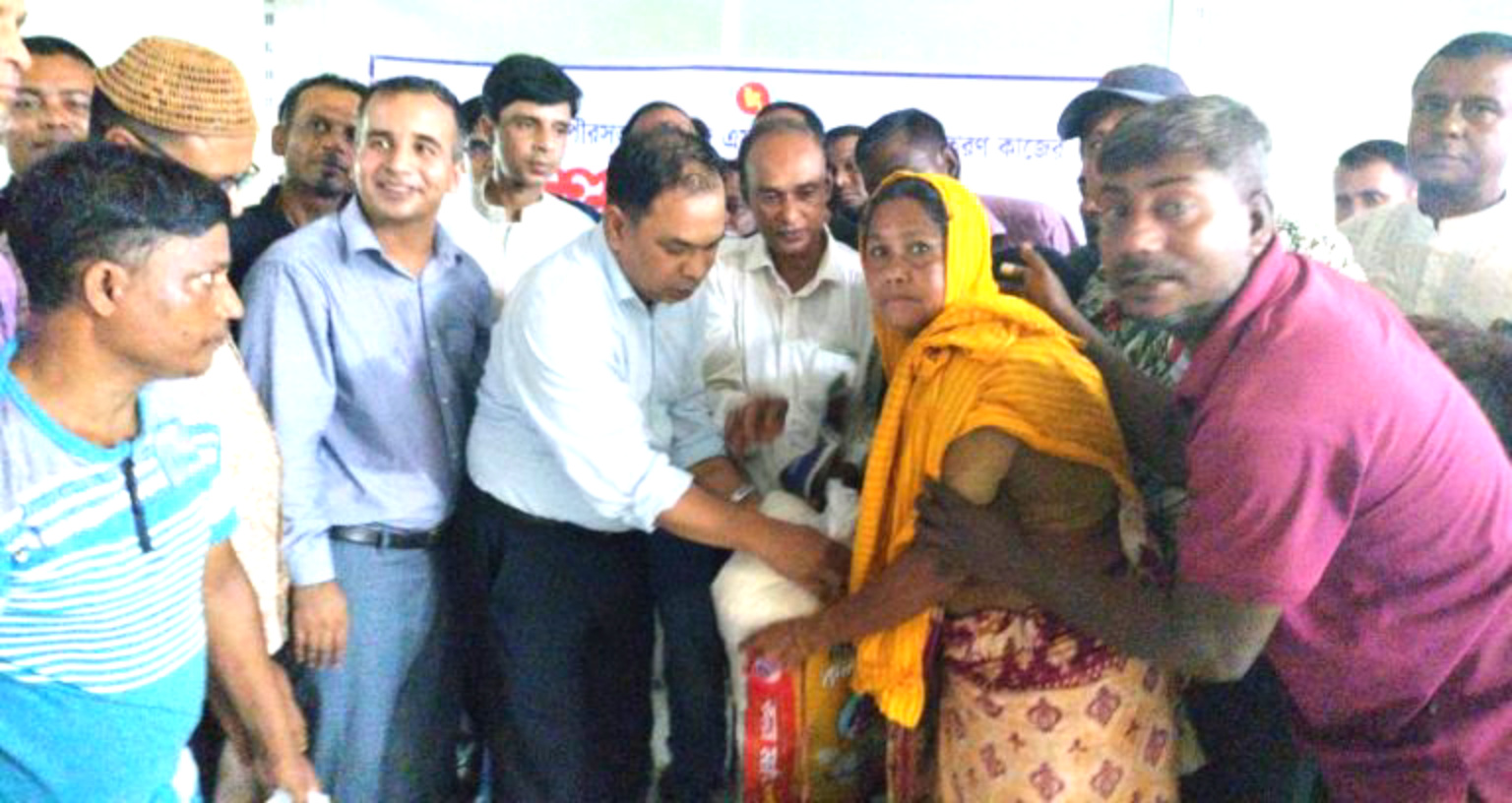 ঈদুল  আজহা উপলক্ষে ভিজিএফ এর চাল বিতরণী কার্যক্রম উদ্বোধন করলেন এমপি মোহাম্মদ কয়ছর আহমেদ