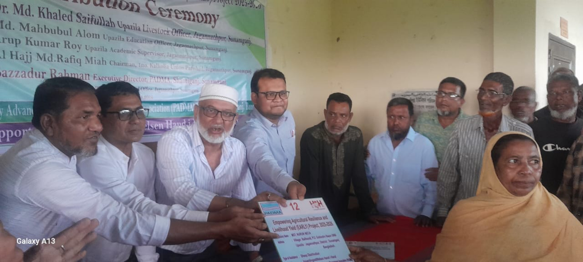জগন্নাথপুরের কলকলিয়ায় EARLY প্রজেক্ট কর্তৃক স্কুল সামগ্রী, নগদ অর্থ ও ভেড়া বিতরণ