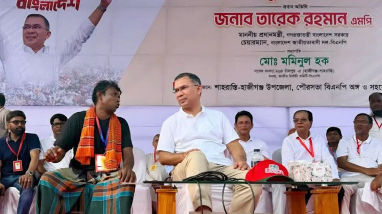 কৃষককে পাশে বসিয়ে সুখ-দুঃখের কথা শুনলেন প্রধানমন্ত্রী তারেক রহমান