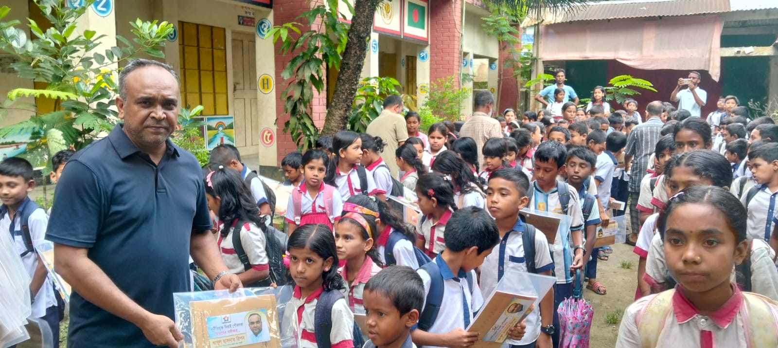 দিরাইয়ে শিক্ষা উপকরণ বিতরণ করেন মেয়র প্রার্থী আবুল হাসনাত রিপন