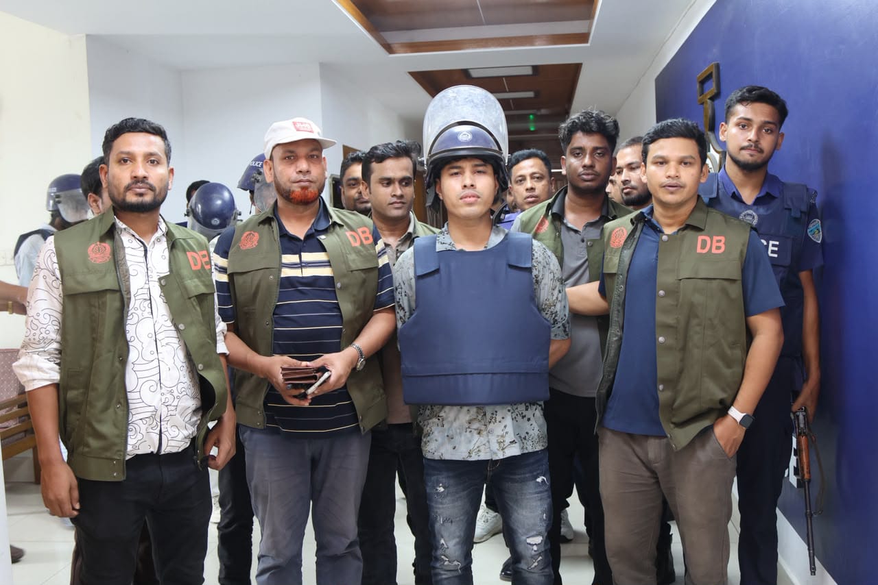 ডেভিড ইমন সহ ৫ সন্ত্রাসী গ্রেপ্তার ও আগ্নেয়াস্ত্র উদ্ধার, ১০ দিনের রিমান্ড চাইবে পুলিশ
