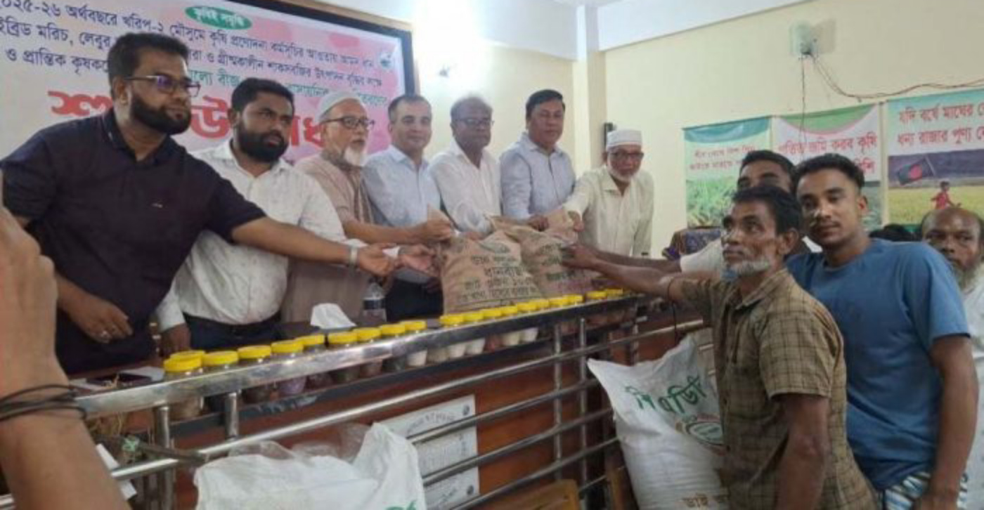 জগন্নাথপুরে ক্ষুদ্র ও প্রান্তিক কৃষকদের মধ্যে বিনামূল্যে ধানের বীজ ও সার বিতরণ