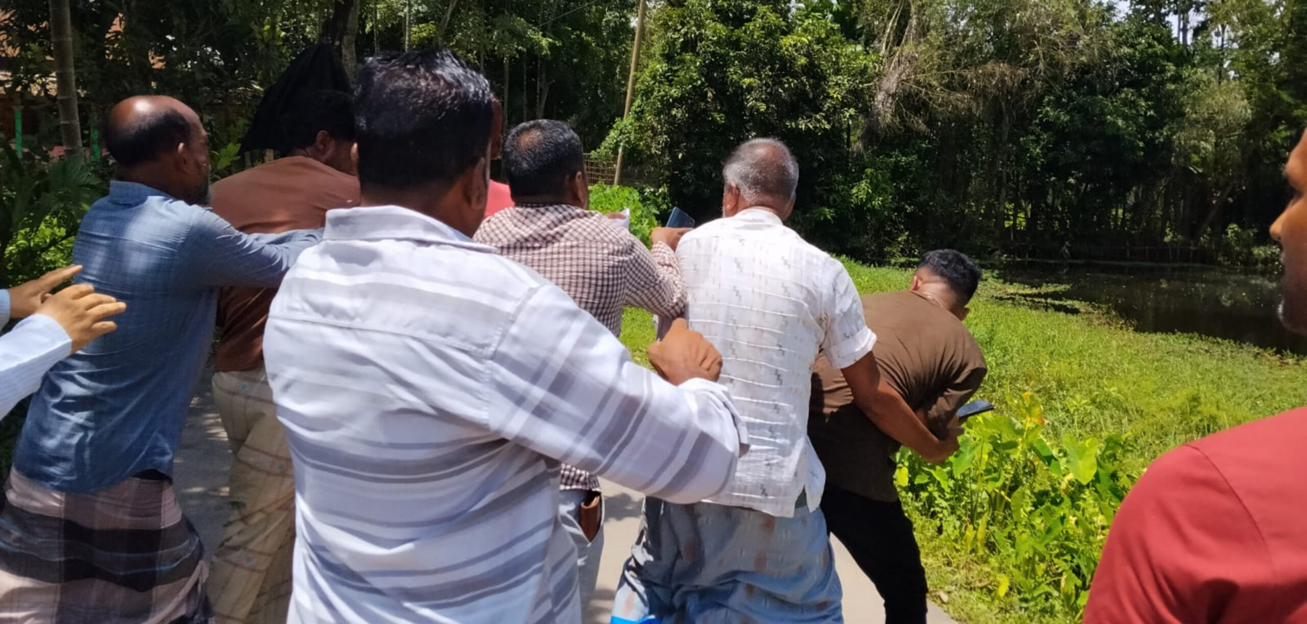 জগন্নাথপুরের বাগময়না গ্রামে রাস্তার অনিয়মের তদন্ত চলাকালে তেরা মিয়া মেম্বারের নেতৃত্বে হামলায় আহত ১